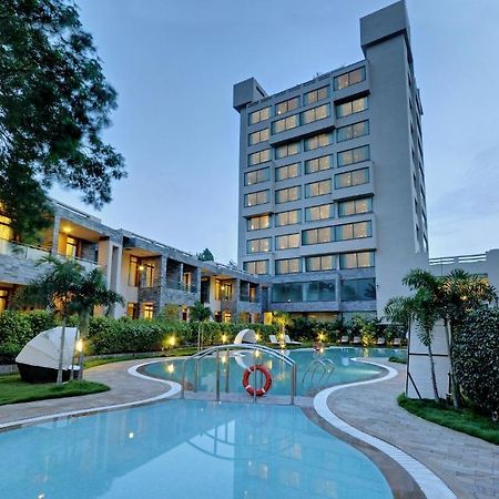 Boulevard 9 Luxury Resort & Spa Nadiad Bagian luar foto