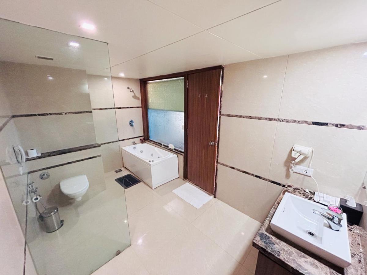 Boulevard 9 Luxury Resort & Spa Nadiad Bagian luar foto