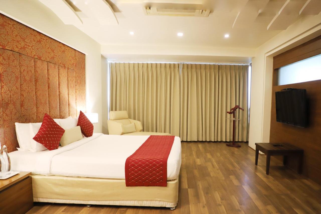 Boulevard 9 Luxury Resort & Spa Nadiad Bagian luar foto