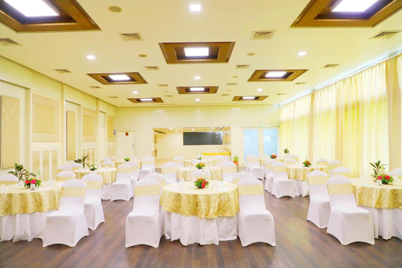 Boulevard 9 Luxury Resort & Spa Nadiad Bagian luar foto