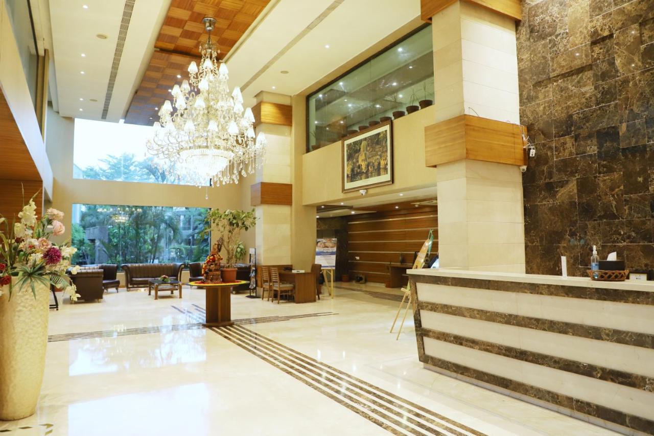 Boulevard 9 Luxury Resort & Spa Nadiad Bagian luar foto