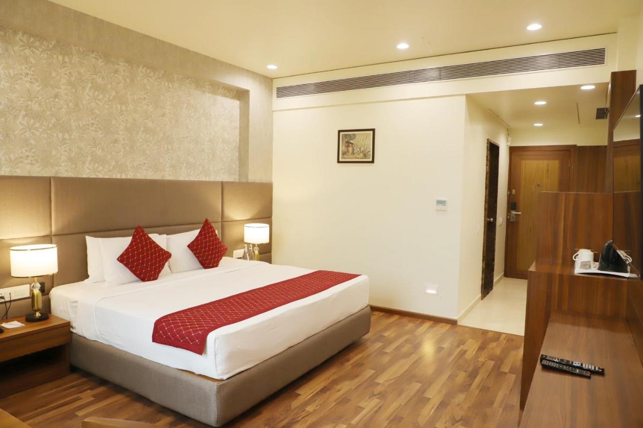 Boulevard 9 Luxury Resort & Spa Nadiad Bagian luar foto