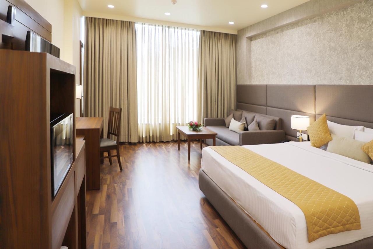 Boulevard 9 Luxury Resort & Spa Nadiad Bagian luar foto