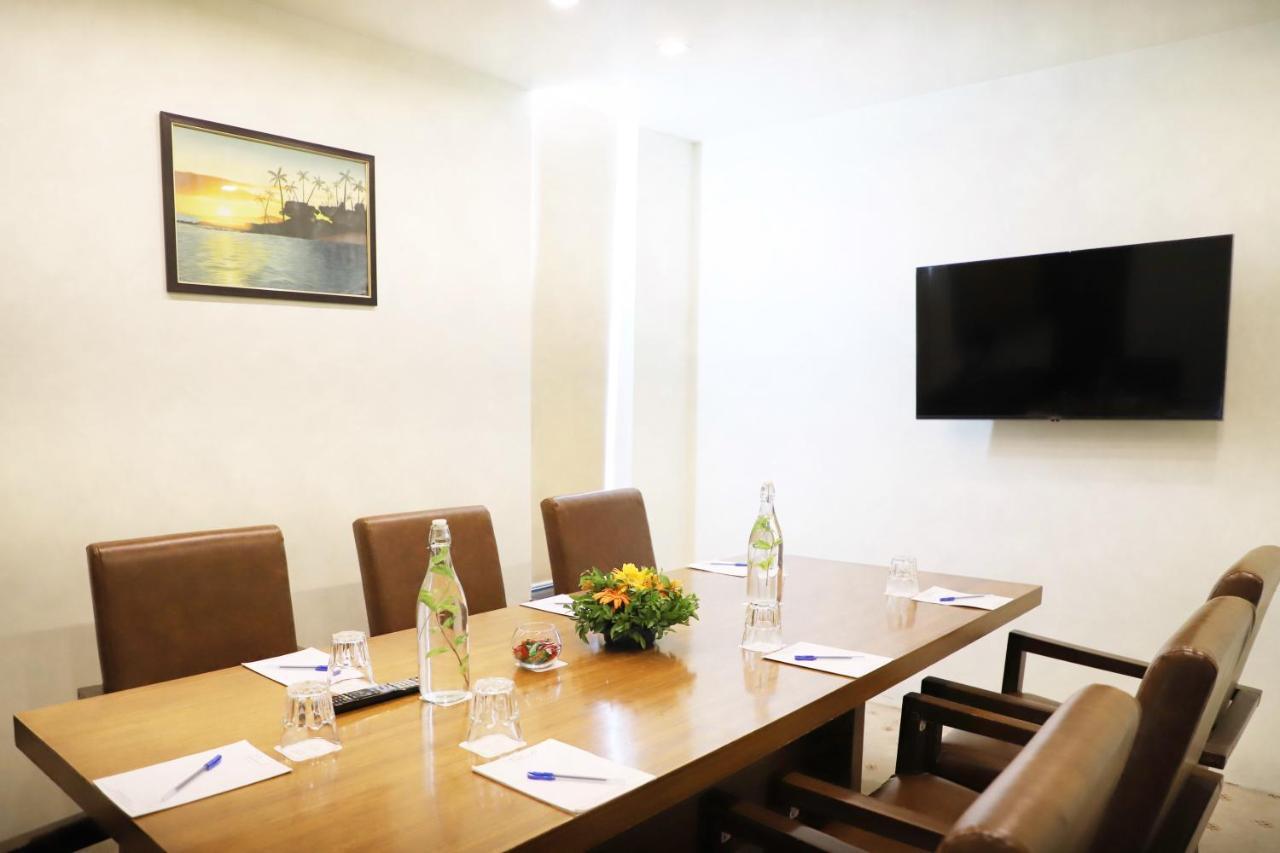 Boulevard 9 Luxury Resort & Spa Nadiad Bagian luar foto