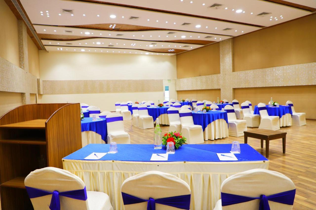 Boulevard 9 Luxury Resort & Spa Nadiad Bagian luar foto