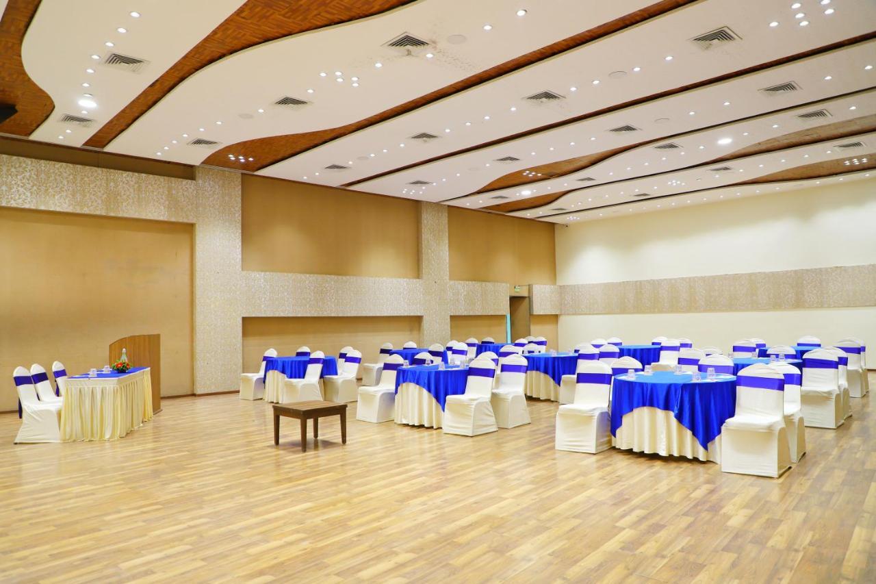 Boulevard 9 Luxury Resort & Spa Nadiad Bagian luar foto