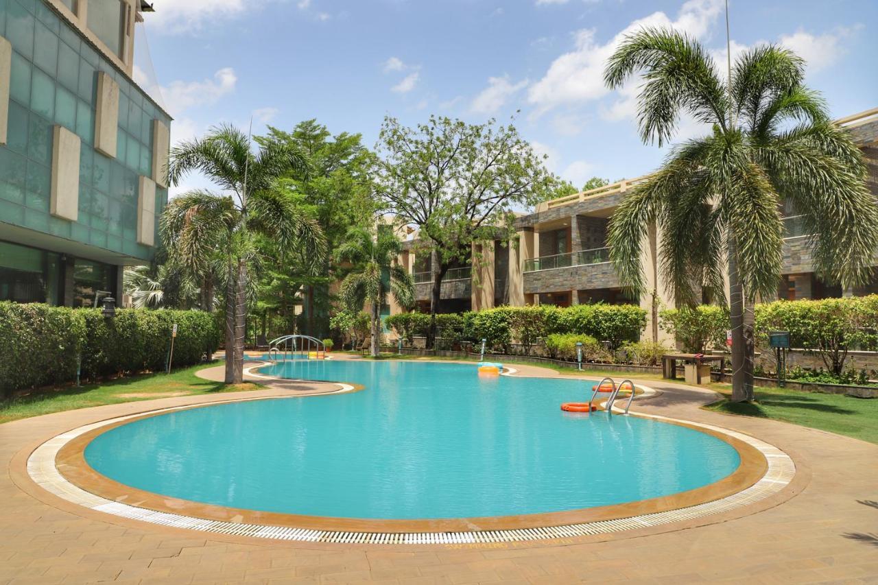 Boulevard 9 Luxury Resort & Spa Nadiad Bagian luar foto