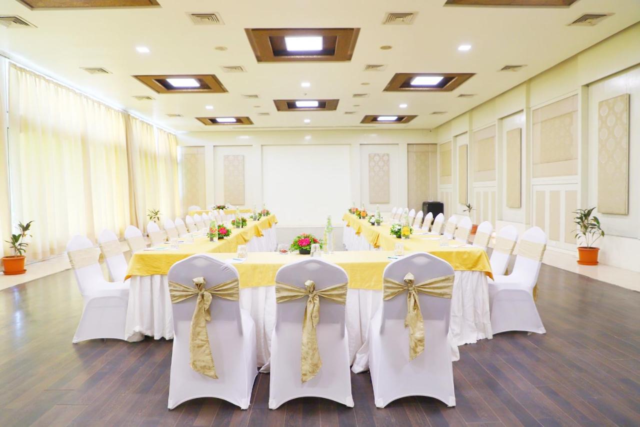 Boulevard 9 Luxury Resort & Spa Nadiad Bagian luar foto