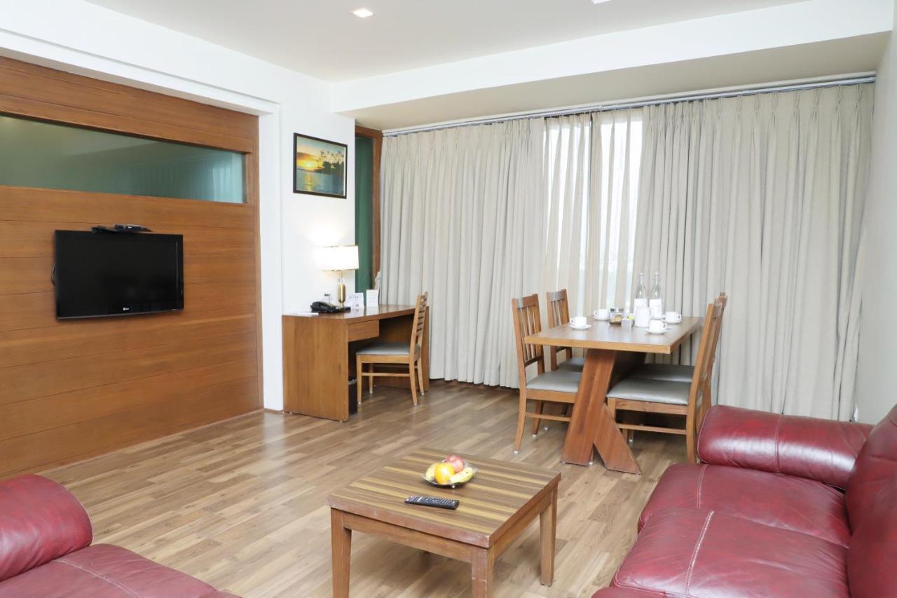 Boulevard 9 Luxury Resort & Spa Nadiad Bagian luar foto