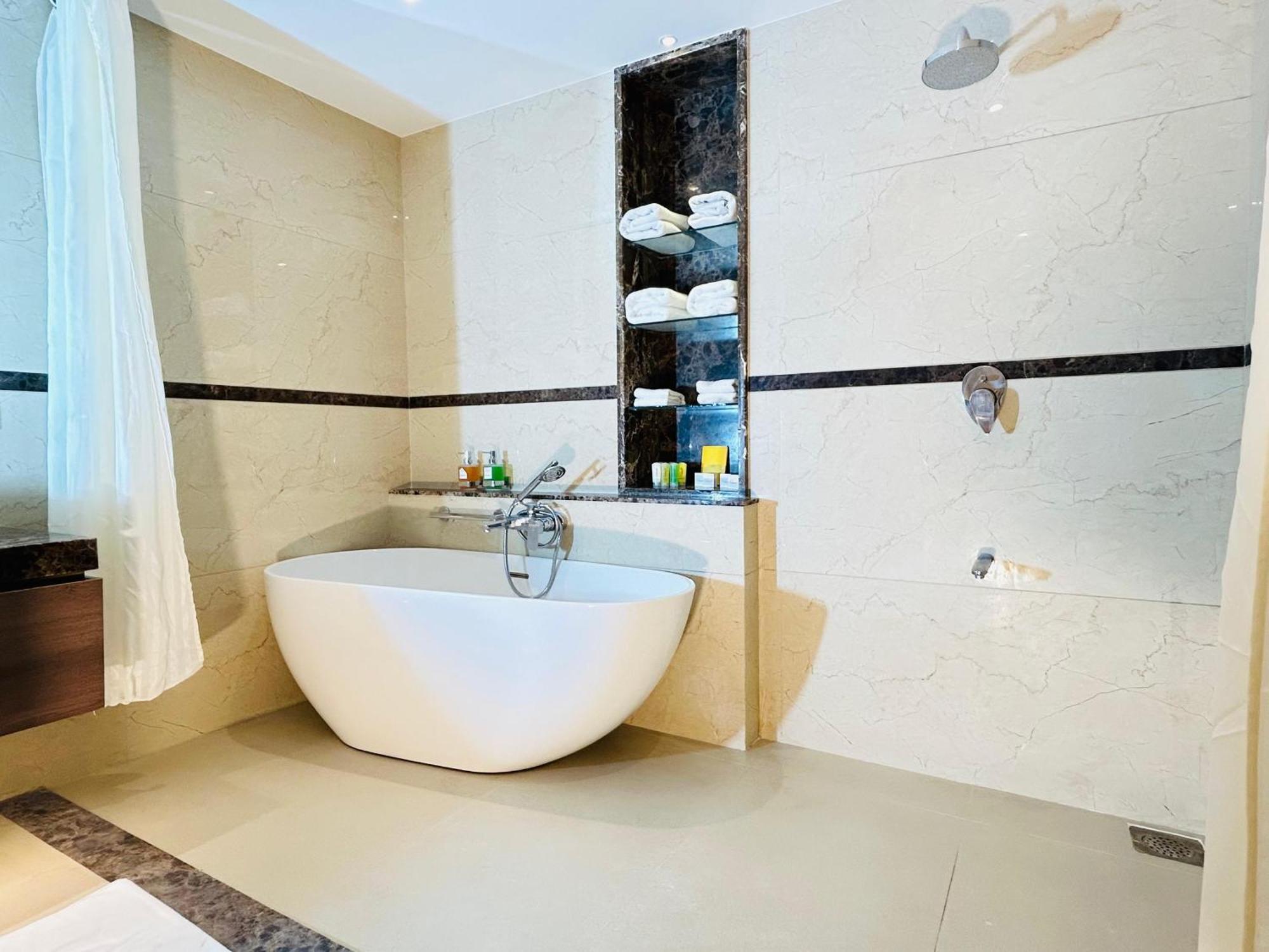 Boulevard 9 Luxury Resort & Spa Nadiad Bagian luar foto