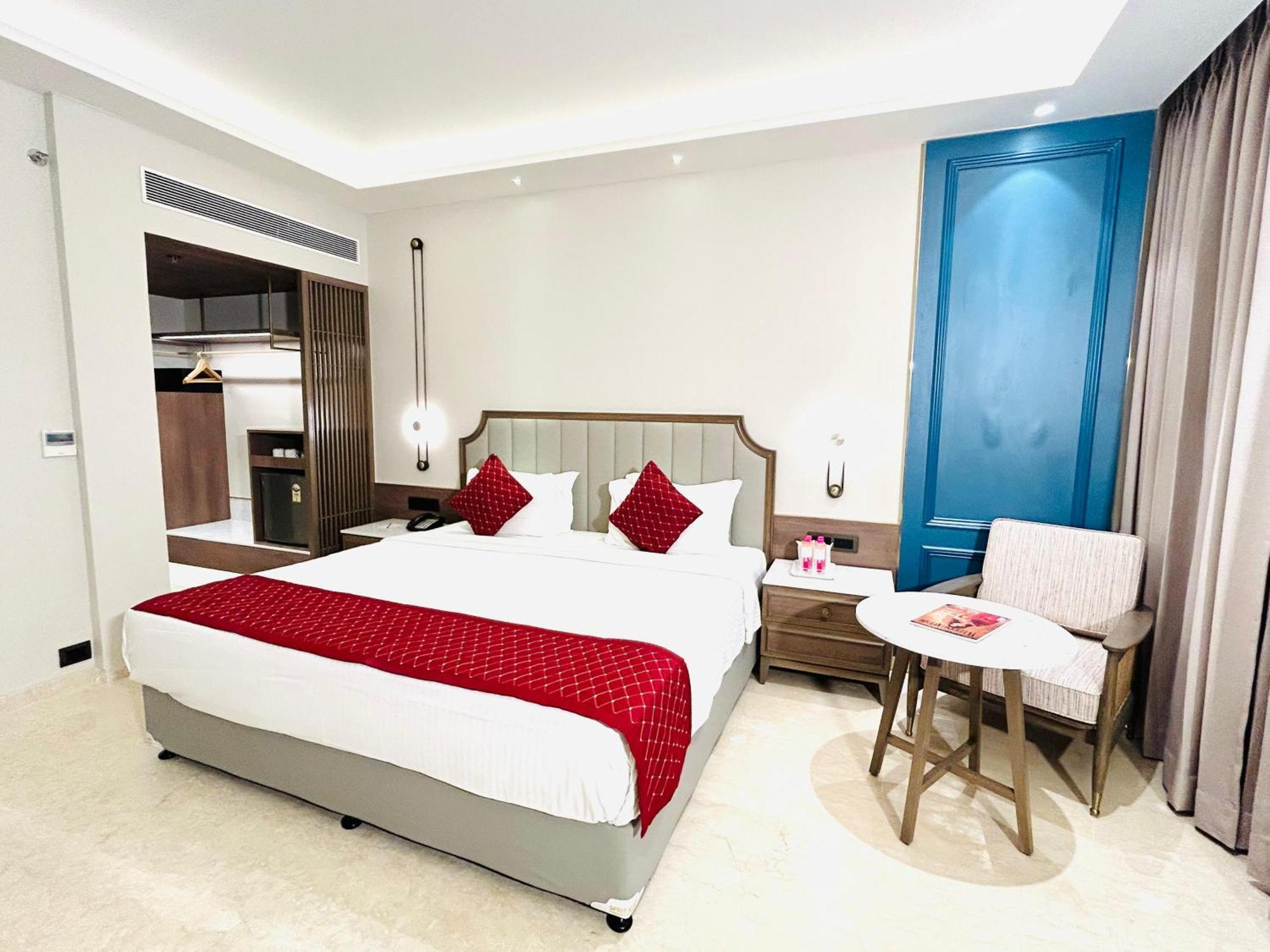 Boulevard 9 Luxury Resort & Spa Nadiad Bagian luar foto