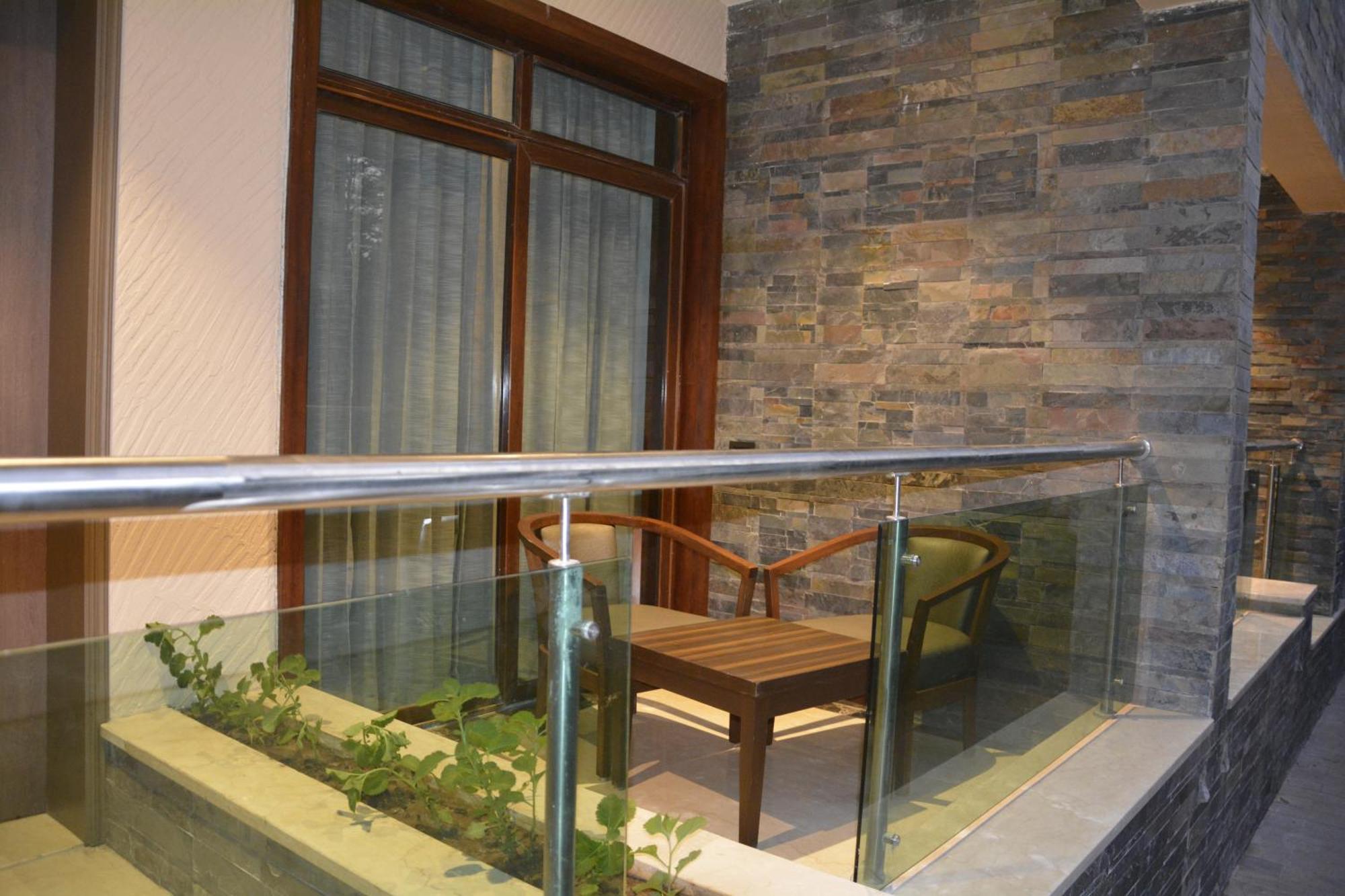 Boulevard 9 Luxury Resort & Spa Nadiad Bagian luar foto