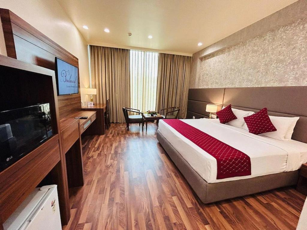 Boulevard 9 Luxury Resort & Spa Nadiad Bagian luar foto