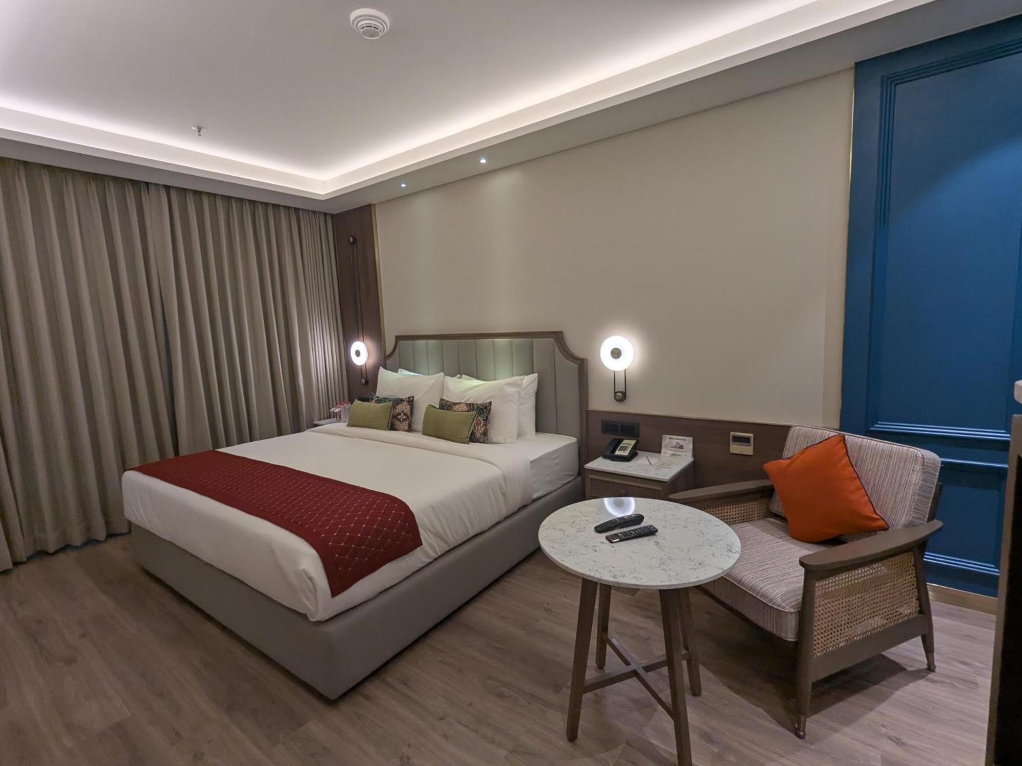 Boulevard 9 Luxury Resort & Spa Nadiad Bagian luar foto