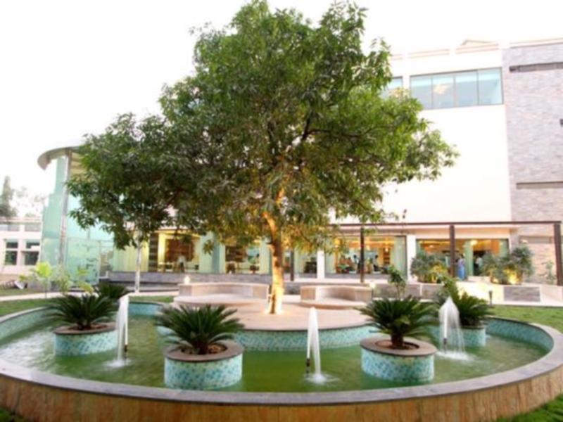 Boulevard 9 Luxury Resort & Spa Nadiad Bagian luar foto