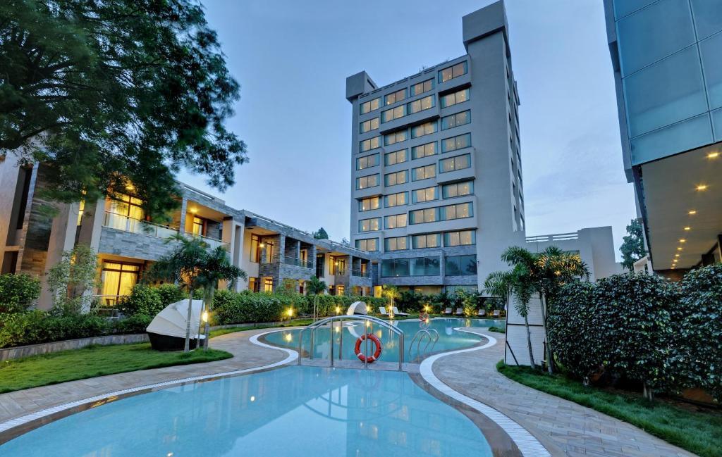 Boulevard 9 Luxury Resort & Spa Nadiad Bagian luar foto