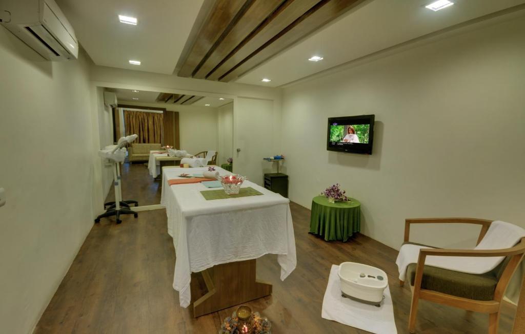 Boulevard 9 Luxury Resort & Spa Nadiad Bagian luar foto
