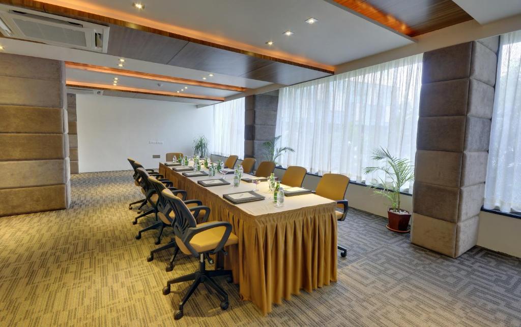 Boulevard 9 Luxury Resort & Spa Nadiad Bagian luar foto
